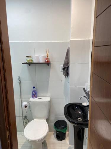 a small bathroom with a toilet and a sink at Apartamento 03 São Brás COP30 in Belém