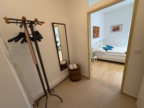a room with a room with a mirror and a tripod at Giardino Airport Apartment with garden in Schwechat