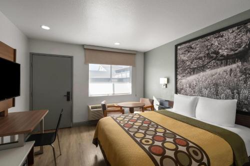 Postel nebo postele na pokoji v ubytování Super 8 by Wyndham Fort Bragg