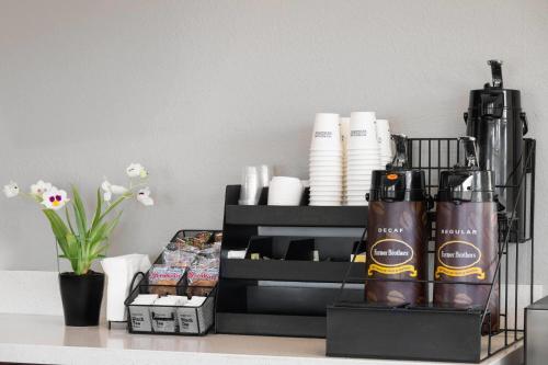 Příslušenství pro přípravu čaje a kávy v ubytování Super 8 by Wyndham Fort Bragg