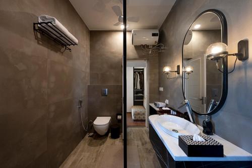 Koupelna v ubytování Samprati 3BR Villa with Balconies, Homecook & Pet Stay