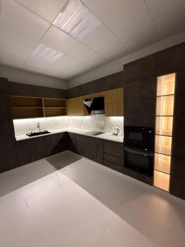 Η κουζίνα ή μικρή κουζίνα στο 03 villa dubai nad alhamar