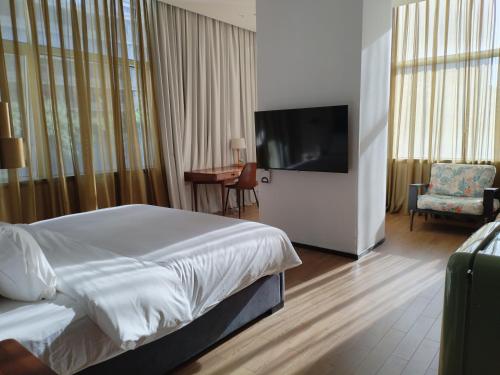 TV a/nebo společenská místnost v ubytování Chongqing Justom Family Serviced Apartments12