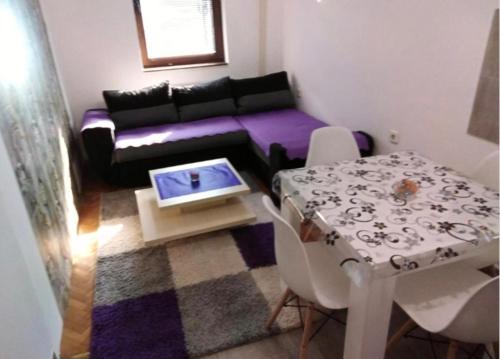 a living room with a couch and a table at Jednosoban stan centar Ela in Pirot