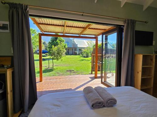 Postel nebo postele na pokoji v ubytování Fijnbosch Cottage at Moss & Moon Cabins