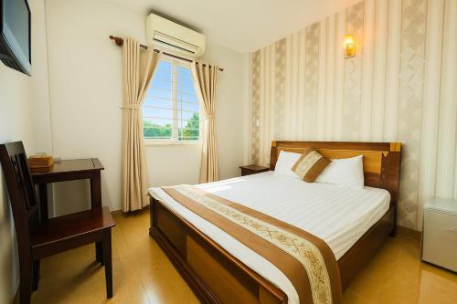 Ένα ή περισσότερα κρεβάτια σε δωμάτιο στο Hưng Phát Hotel Tân Phú