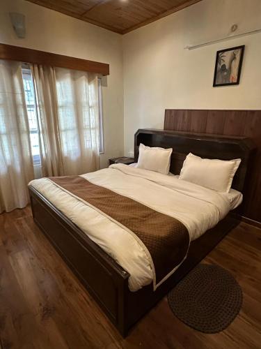 Una cama o camas en una habitación de Mountain Retreat Nainital