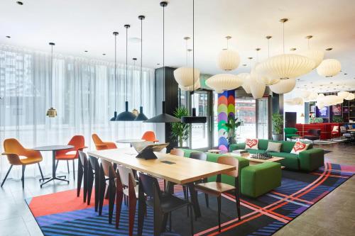 Posezení v ubytování citizenM London Victoria Station