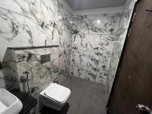 インドールにあるHotel Veronicaのシャワー、トイレ、洗面台を備えたバスルーム