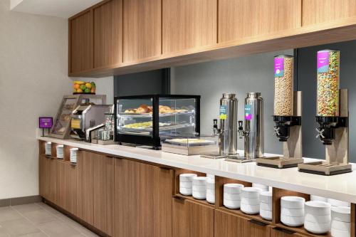 Home2 Suites By Hilton Denton في دينتون: مطبخ مع كونتر عليه طعام