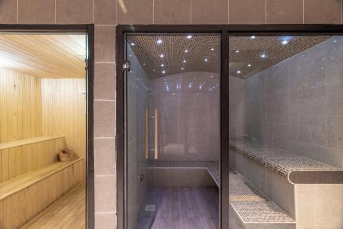 eine ebenerdige Dusche mit einer Glastür im Bad in der Unterkunft Pan Pacific Serviced Suites Nairobi in Nairobi