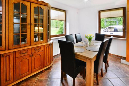 ZegocinoにあるComfortable holiday villa, Święcianowoの木製のテーブルと椅子のあるダイニングルーム