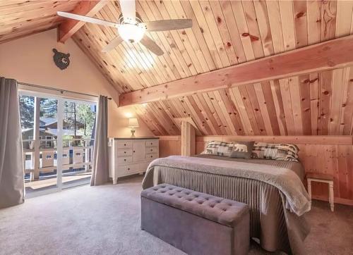 Ένα ή περισσότερα κρεβάτια σε δωμάτιο στο Bear Pause Retreat - Great Location in Big Bear