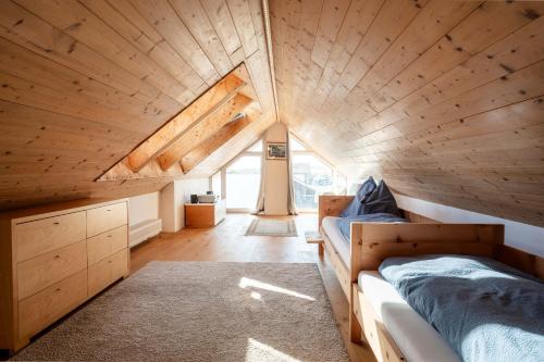 En eller flere senge i et værelse på Chalet Innerwald