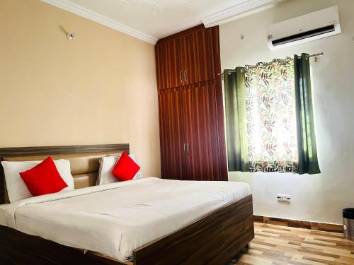 Postel nebo postele na pokoji v ubytování Nature's Nest