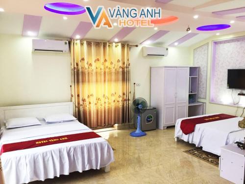 a hotel room with two beds and a tv at Khách sạn Vàng Anh in Kiên Giáp Ha