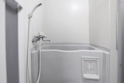 y baño con ducha y lavabo. en Vivere103ー札幌市地下鉄南平岸駅徒歩3分ーS-beds2, en Wada