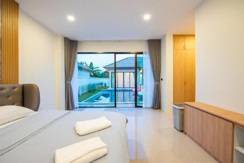 Ένα ή περισσότερα κρεβάτια σε δωμάτιο στο Verdant Villa Pattaya - Luxury 4BR Pool Villa