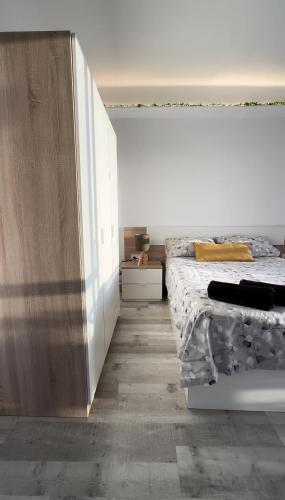 ein Schlafzimmer mit einem Bett und einem großen Holzschrank in der Unterkunft Montesol beach in Aguadulce