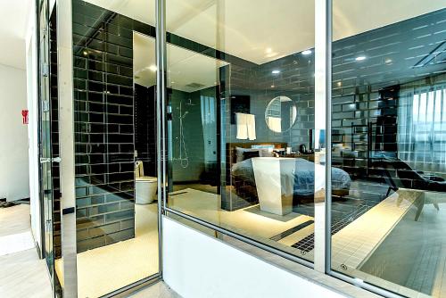 een kamer met glazen deuren en een tafel bij Nine Boutique Hotel in Seogwipo