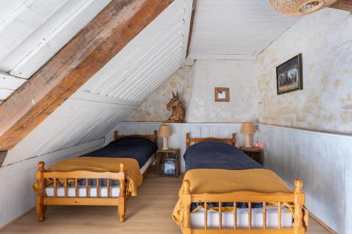 Postel nebo postele na pokoji v ubytování Le troglogite Ambraline