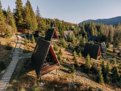 une petite maison sur une colline dans une forêt dans l'établissement УЛІС Ворохта, à Ilʼtsya Gurny