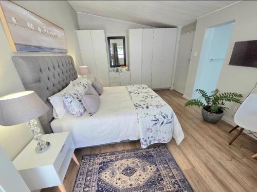 Ένα ή περισσότερα κρεβάτια σε δωμάτιο στο SleepINN at Dumont