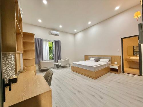 ein Schlafzimmer mit einem Bett und einem großen Spiegel in der Unterkunft Bao Ong Thien Retreat - Khu Nghỉ Dưỡng Bào Ông Thiền 