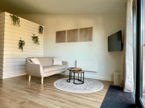 WestdorpeにあるFarmhouse Bintje met Aircoのソファとテーブルのあるリビングルーム