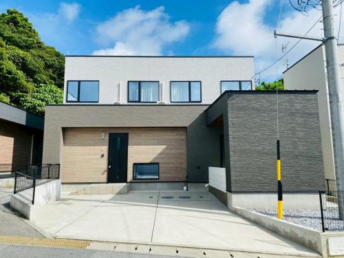 a large white house with a driveway at Villa de Mui nago Kaula D in Nago