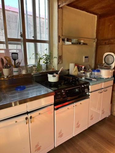Η κουζίνα ή μικρή κουζίνα στο ゲストハウス架け橋