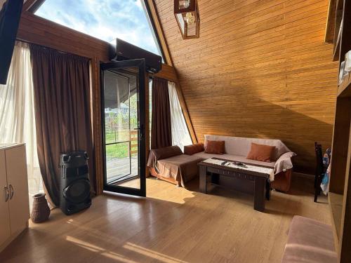 Χώρος καθιστικού στο Big Family