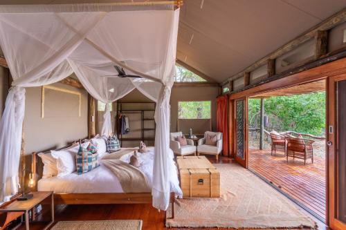 Postel nebo postele na pokoji v ubytování Amber River Camp