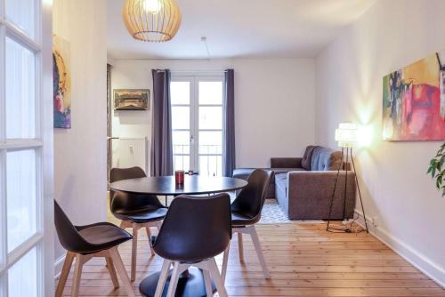 Posezení v ubytování Cozy 2-Bedroom apt