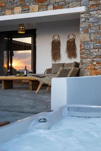 The Nine Graces -Villa Astarté, sea views, private pool and Jacuzzi