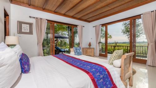 Postel nebo postele na pokoji v ubytování Umah Sunset