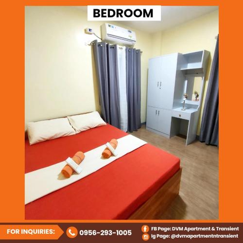 Una habitación con dos camas y un lavabo. en DVM Apartment & Transient, en Manaoag