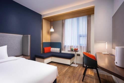 西安西安钟楼智选假日酒店的一间配有床和书桌的酒店房间