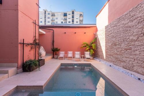 een zwembad in het midden van een gebouw bij MIA HOME experience in Milaan