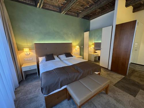 The Golden Wheel Hotel