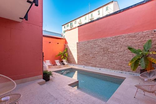 een zwembad op de binnenplaats van een gebouw bij MIA HOME experience in Milaan