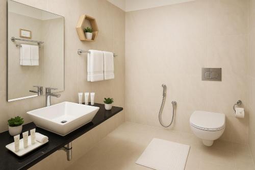 een badkamer met wastafel en toilet bij Hotel Zion Inn, Cantonment, Varanasi in Varanasi