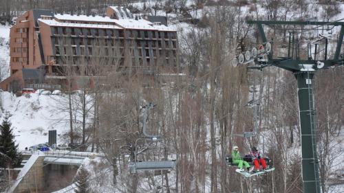 um grupo de pessoas num teleférico em Evenia Monte Alba em Cerler