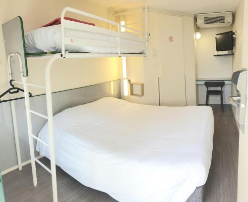 a room with two bunk beds in a hospital at Premiere Classe Brive La Gaillarde Ouest in Brive-la-Gaillarde
