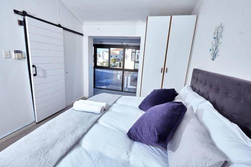 Ένα ή περισσότερα κρεβάτια σε δωμάτιο στο Townhouse in Bloubergstrand