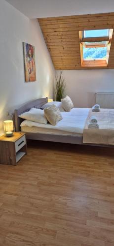 een slaapkamer met twee bedden en een raam bij Rare Forest Retreat & Spa in Bran