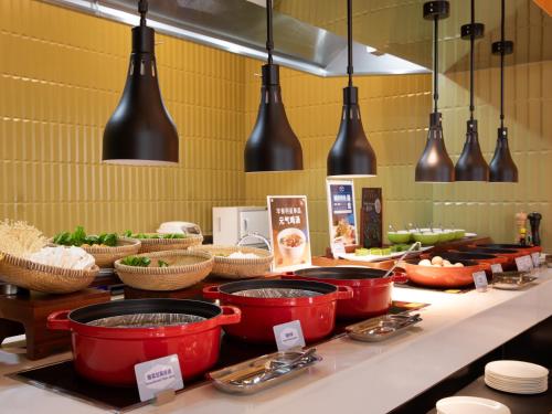 ein Buffet mit Töpfen und Pfannen in der Unterkunft Hampton By Hilton Haikou Guomao in Haikou