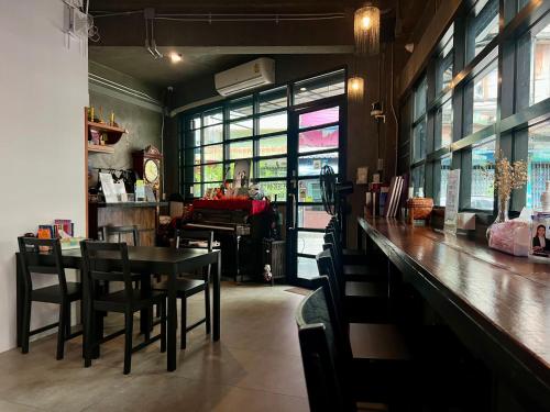 Restoran või mõni muu söögikoht majutusasutuses Luck Yimm Hostel