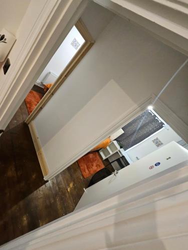 ロンドンにあるSky homesの白い冷蔵庫付きのキッチンのオーバーヘッドビュー