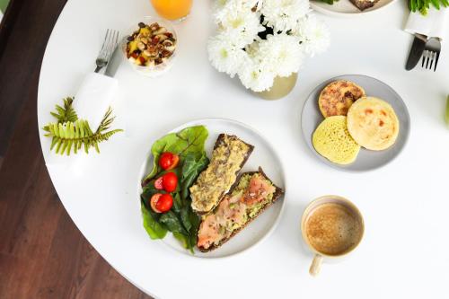 カサブランカにあるStayHere Casablanca - Oasis - Premium Residenceの食べ物の皿が置かれた白いテーブル